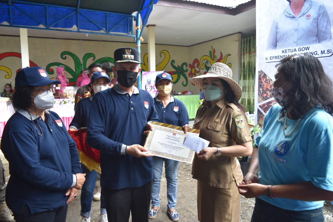 Bupati Gunung Mas Jaya Samaya Monong ketika membuka kegiatan Festival Kuliner Pangan Lokal (FKPL) di Desa Wisata Hurung Bunut, Kecamatan Kurun, Senin (8/11/2021)