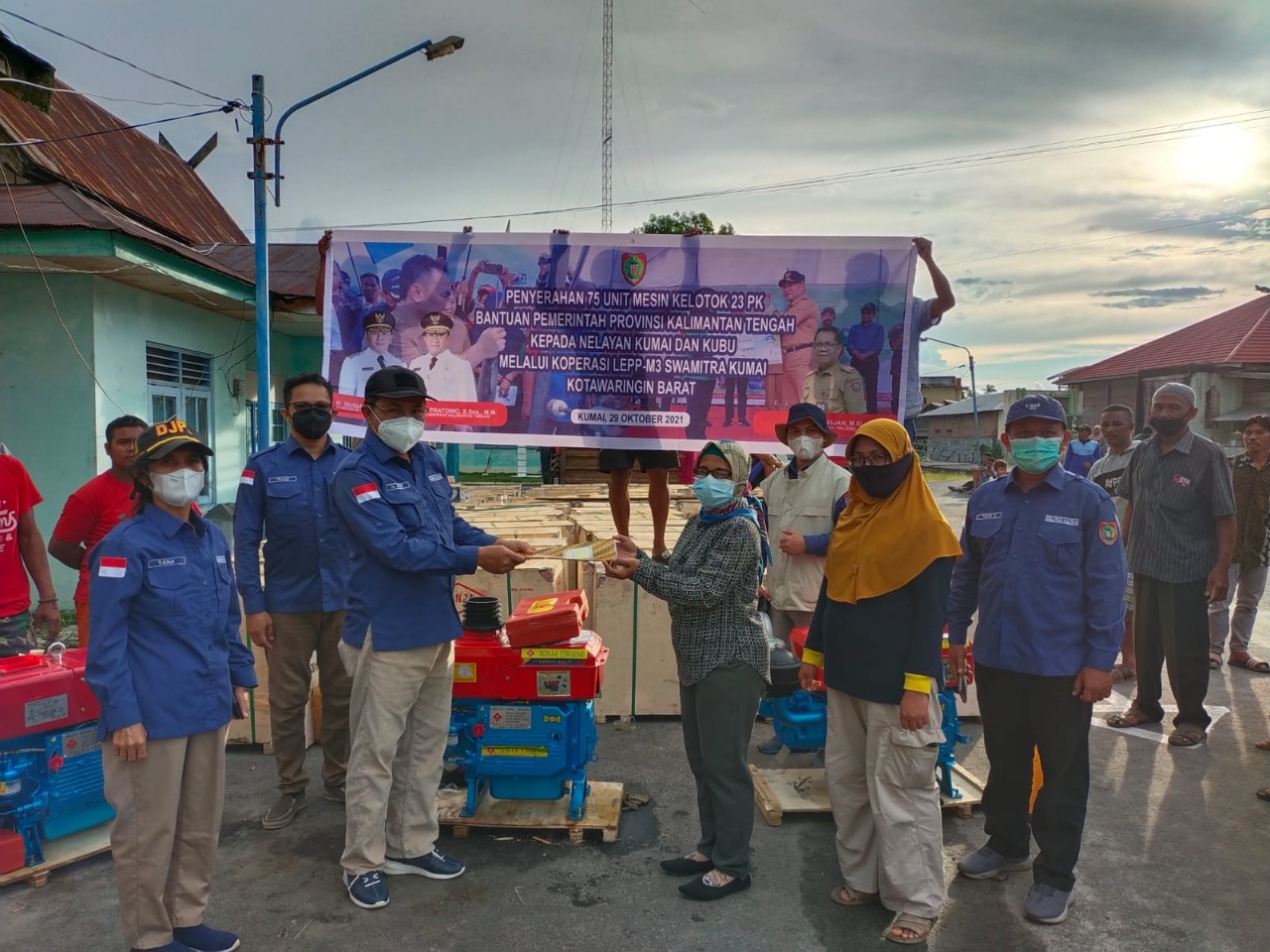 Penyerahan bantuan mesin kelotok kepada Usaha Perikanan di Desa Kumai, Kobar