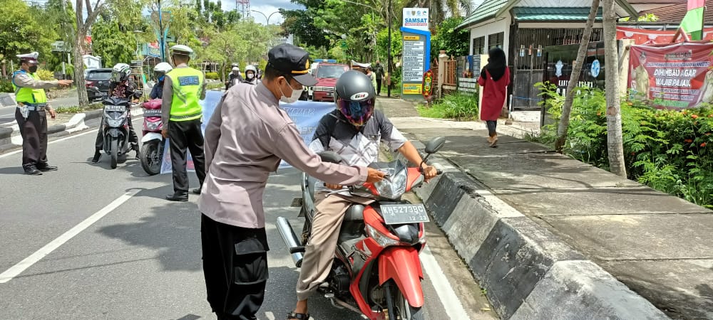 Anggota Polres Kapuas saat memberikan imbauan dalam giat Ops Zebra Telabang 2021