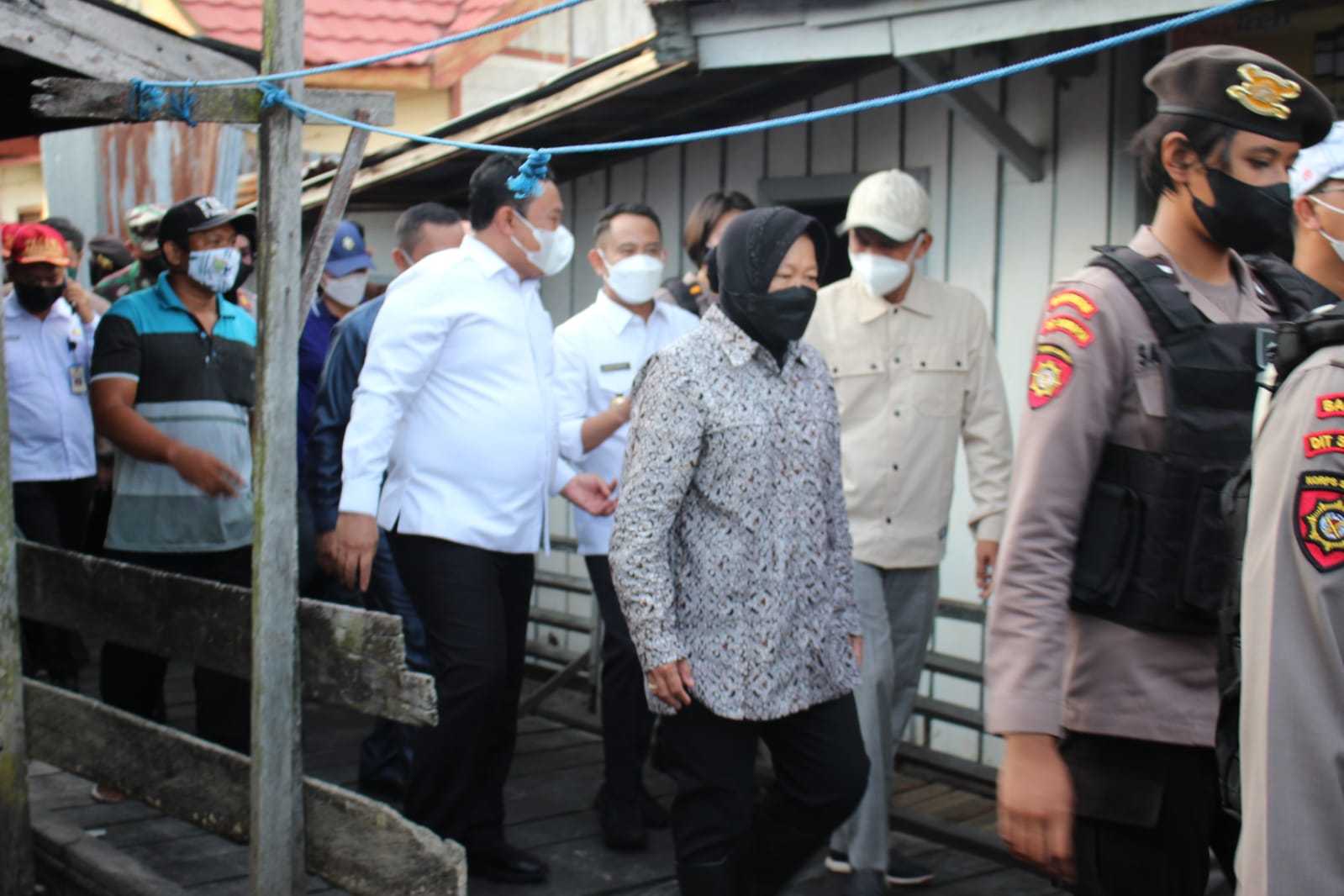 Wakil Gubernur Kalteng H. Edy Pratowo saat mendampingi Mensos RI Tri Rismaharini meninjau lokasi banjir dan rumah-rumah warga terdampak banjir di Kawasan Sungai Kahayan, Flamboyan