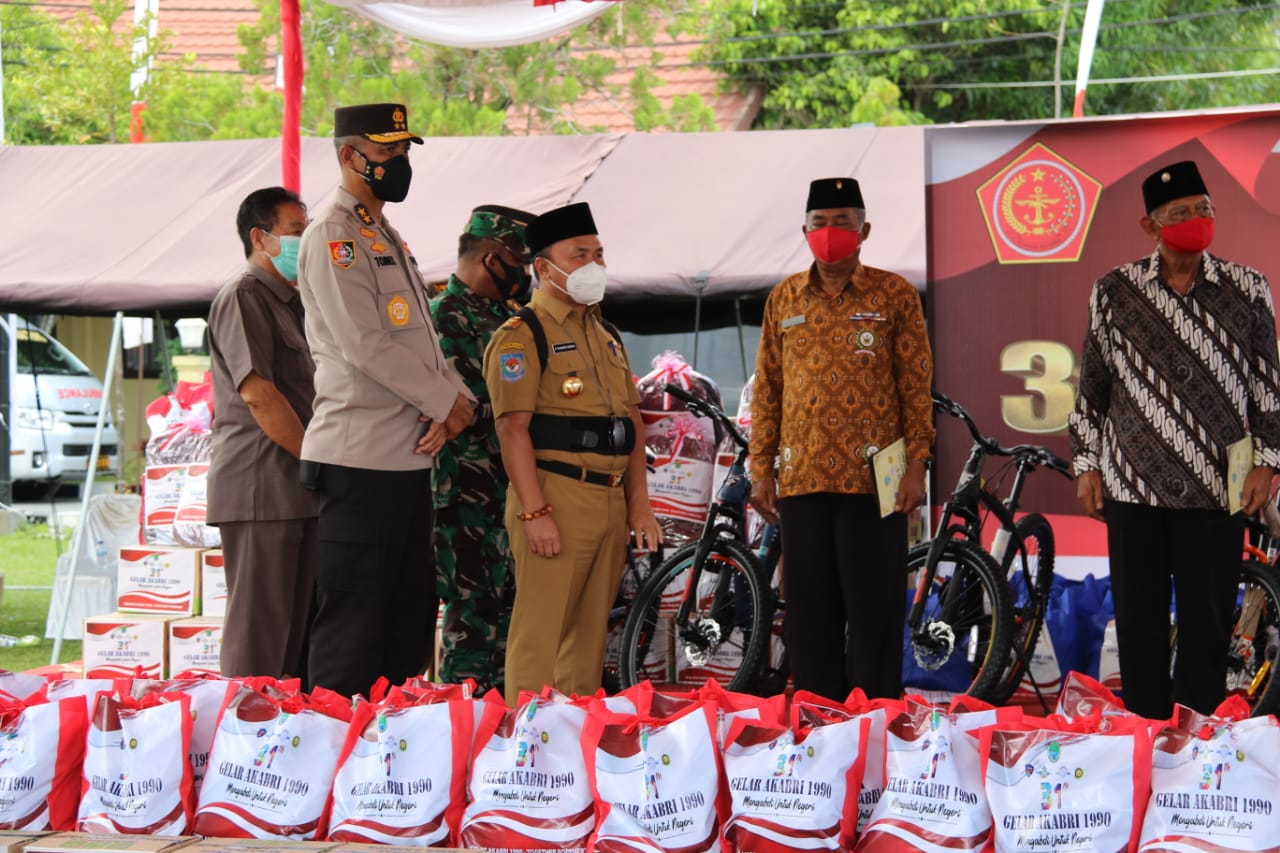 Gubernur Kalteng, H. Sugianto Sabran saat meninjau kegiatan Bakti Sosial dan pelaksanaan Vaksinasi Massal di Lapangan Barigas Polda Kalteng