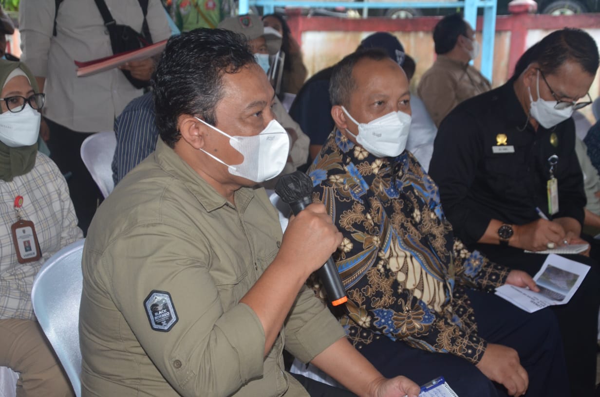 Wakil Gubernur Kalteng H. Edy Pratowo bersama Direktur Jenderal Prasarana dan Sarana Pertanian, Kementerian Pertanian dan Auditor Utama Keuangan Negara IV BPK saat melakukan Peninjauan Lahan Food Estate di Desa Kantan Muara