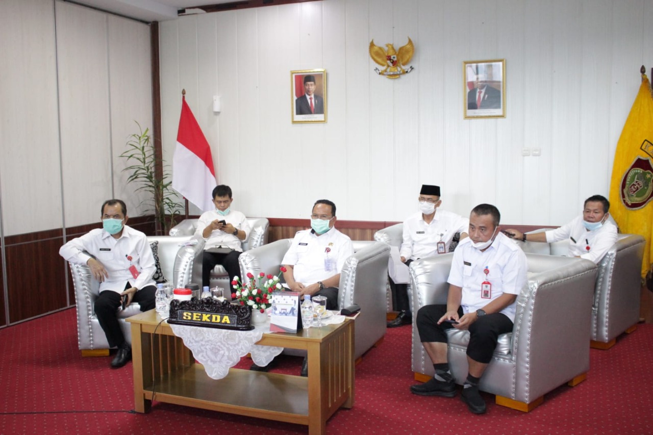 Pj. Sekda Provinsi Kalteng, H. Nuryakin saat menghadiri secara virtual Rapat Koordinasi Penyelesaian Tumpang Tindih Pemanfaatan Ruang di Kabupaten Kotim