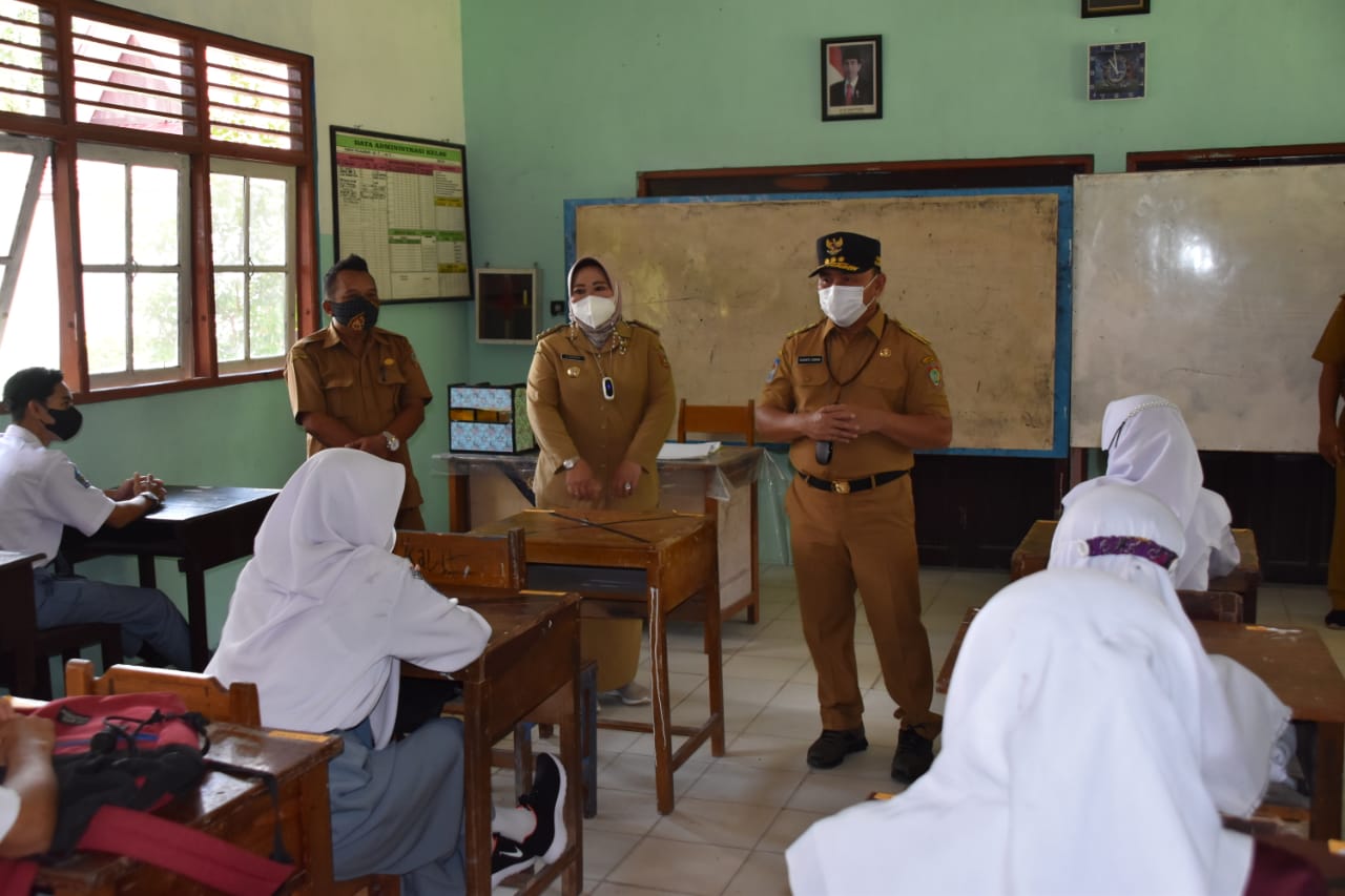 Gubernur Kalteng H. Sugianto Sabran saat meninjau PTM terbatas di SMA Negeri 1 Pangkalan Lada, Kabupaten Kotawaringin Barat