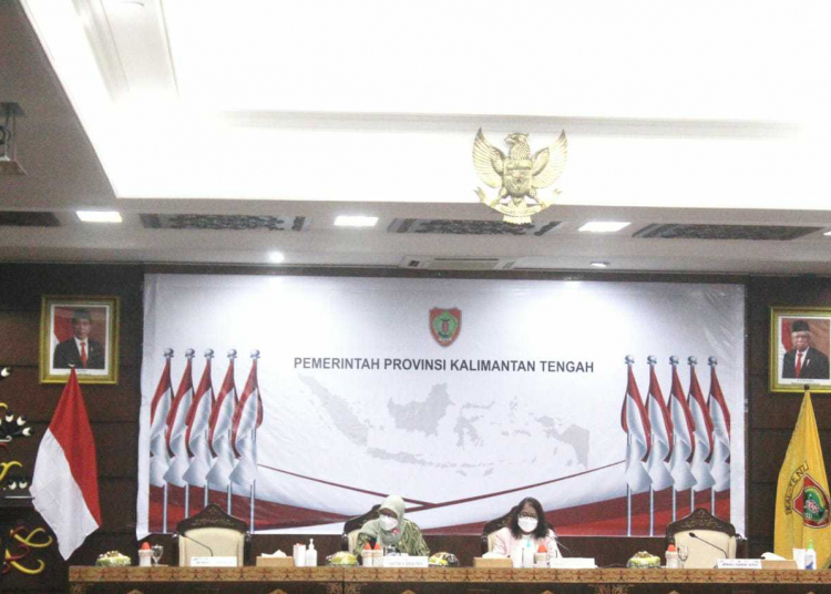Asisten Administrasi Umum Setda Prov. Kalteng Lies Fahimah saat membacakan sambutan tertulis Pj. Sekretaris Daerah Prov. Kalteng