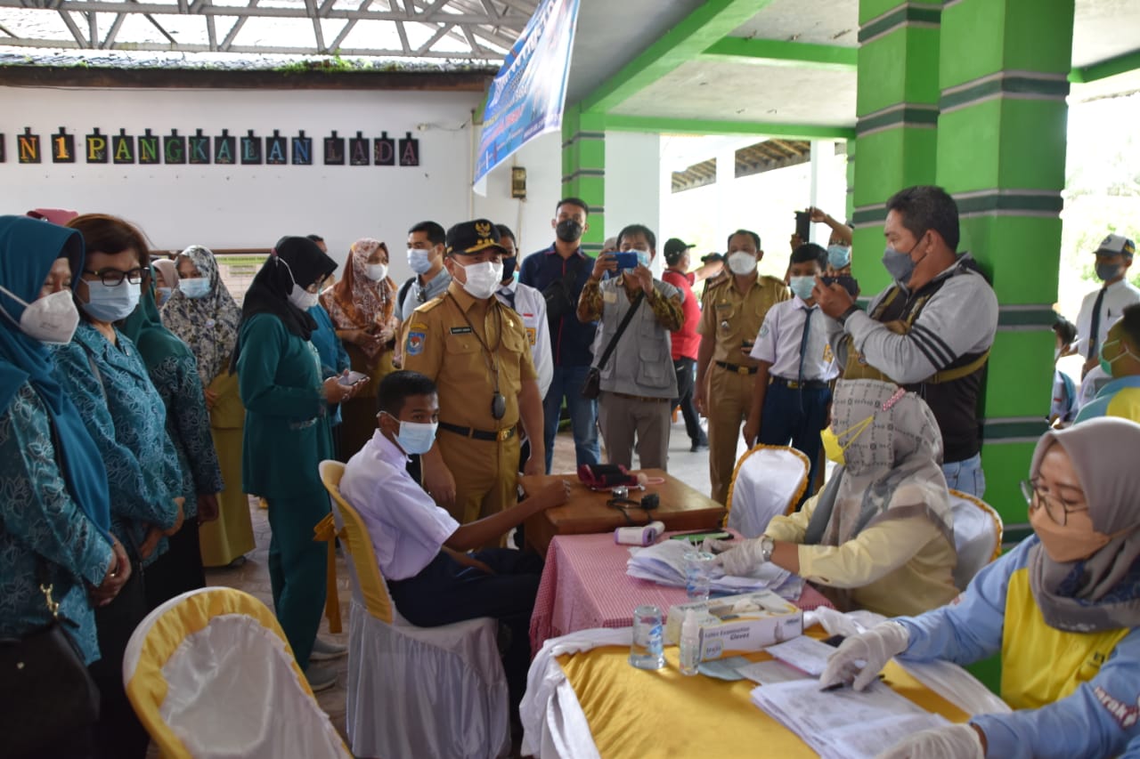 Gubernur Kalteng H. Sugianto Sabran saat meninjau secara langsung pelaksanaan vaksinasi massal bagi Pelajar dan masyarakat umum di SMP Negeri 1 Pangkalan Lada, Kabupaten Kotawaringin Barat