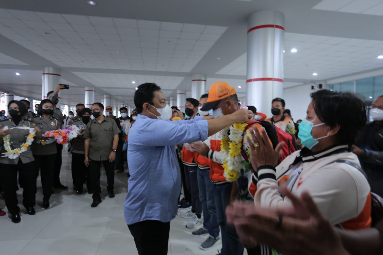 Wagub Kalteng, H. Edy Pratowo saat menyambut kedatangan rombongan PON Papua Tahun 2021 di Terminal Kedatangan Bandara Tjilik Riwut