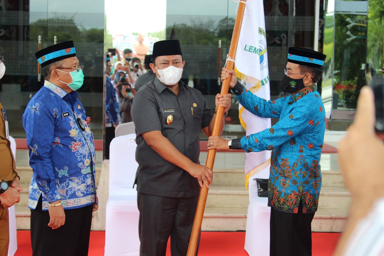 Wakil Gubernur Kalteng, H. Edy Pratowo melepas secara resmi Kafilah Kalteng mengikuti STQ Nasional XXVI di Kota Sofifi, Maluku Utara