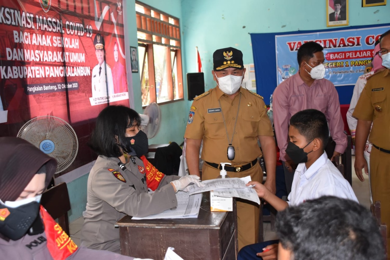 Gubernur Kalteng H. Sugianto Sabran saat meninjau pelaksanaan vaksinasi massal bagi pelajar dan masyarakat umum di SMP Negeri 1 Pangkalan Benteng, Kabupaten Kotawaringin Barat