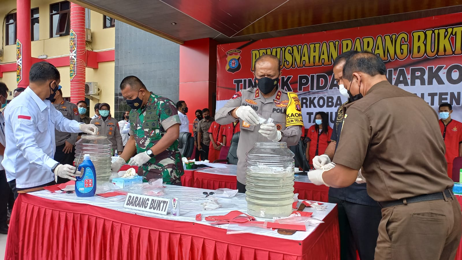 Kapolda Kalteng Irjen Pol Nanang Avianto memasukkan narkoba jenis sabu ke dalam larutan air