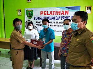 Pelatihan pelatihan batako dan paving blok di Tamiang Layang