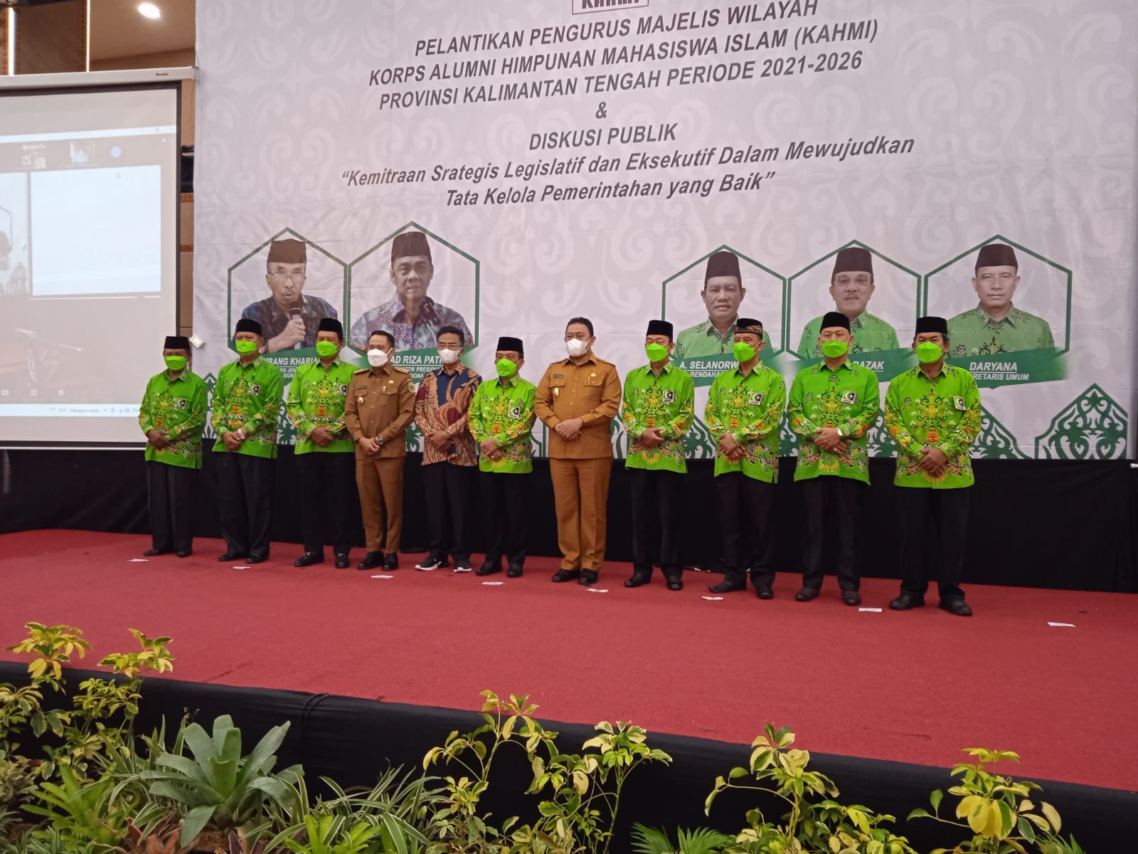 Foto bersama Wakil Gubernur Kalteng, Walikota Palangka Raya dan Pengurus KAHMI Kalteng Periode 2021-2026 seusai dilantik