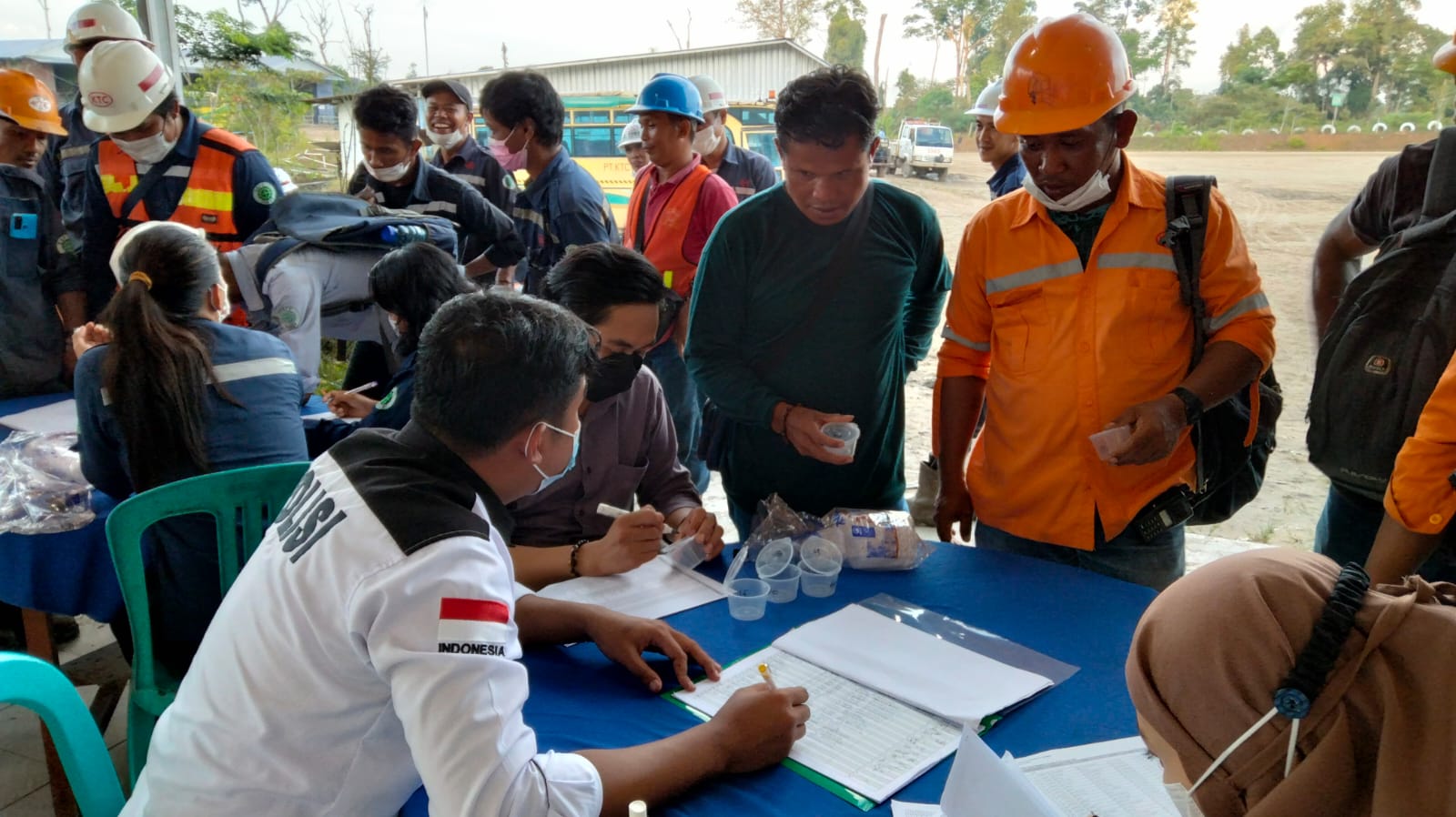 Personel Ditresnarkoba Polda Kalteng ketika memeriksa tes urine karyawan perusahaan