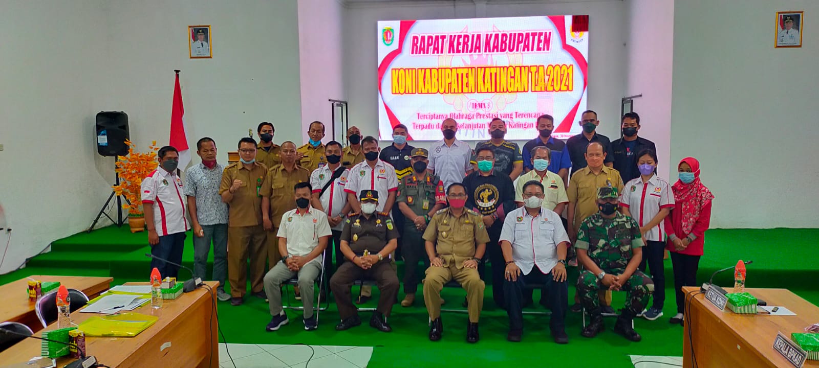 Wabup Katingan Sunardi NT Litang foto bersama dengan Forpimda dan sejumlah pengurus KONI serta ketua KONI Provinsi Kalteng, usai membuka raker KONI Kabupaten Katingan, Selasa pagi (30/11/2021) kemarin, di Aula Dinas BKAD Kabupaten Katingan