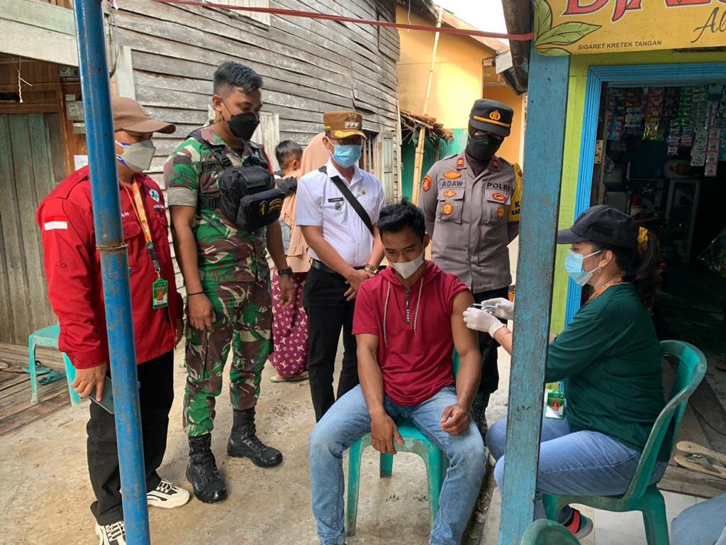 Kapolsek Kapuas Murung saat memantau kegiatan vaksinasi kepada warga di wilayah pesantren Norhidayah Darusalam