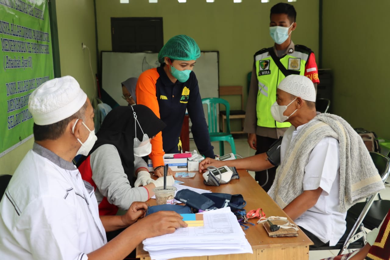 Jamaat sholat Jumat saat melakukan pemeriksaan untuk mengikuti vaksinasi Covid-19