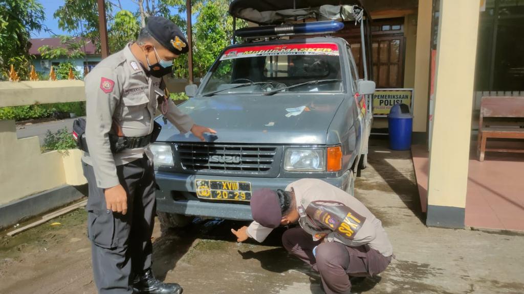 Anggota Polsek saat melakukan pengecekan kendaraan patroli