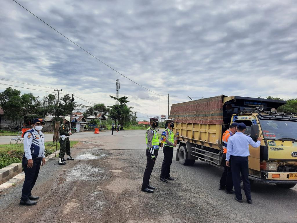 Tim gabungan saat menggelar pemeriksaan truk yang melebih batas muatan