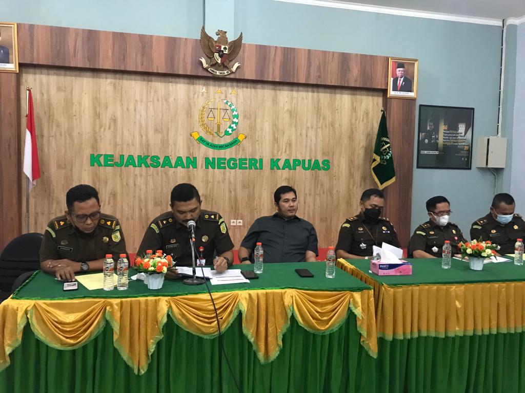 Kejari Kapuas saat mengelar rilis capaian kinerja tahun 2021