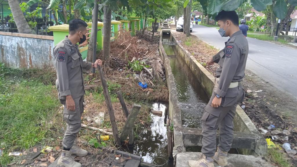 Anggota Polpp saat melihat saluran air di dalam kota Kuala Kapuas