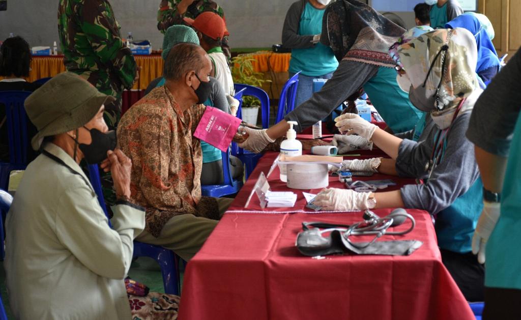 Warga menjalani kegiatan vaksinasi Covid-19