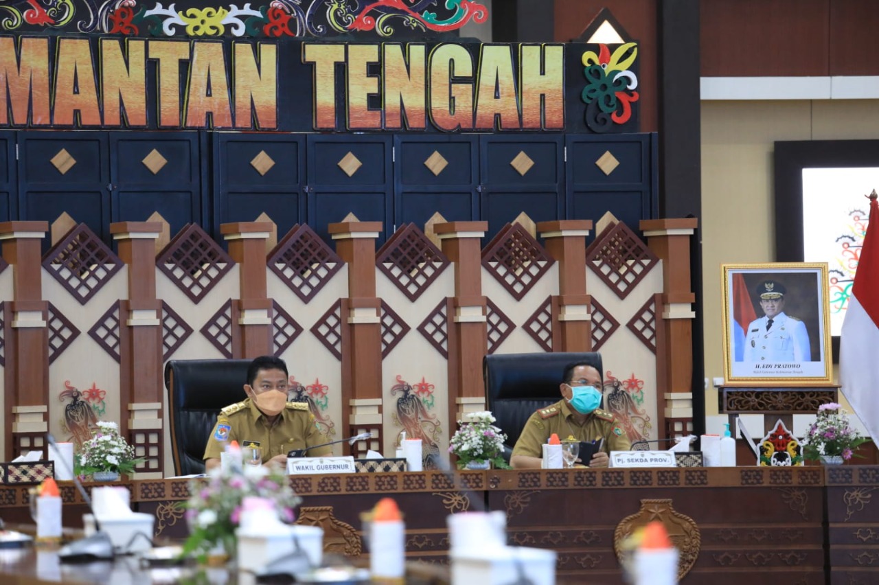 Wakil Gubernur Kalteng, H. Edy Pratowo bersama Pj. Sekda Provinsi Kalteng, H. Nuryakin saat menghadiri secara virtual Rapat Koordinasi Evaluasi Penyerapan Anggaran Daerah Tahun 2021