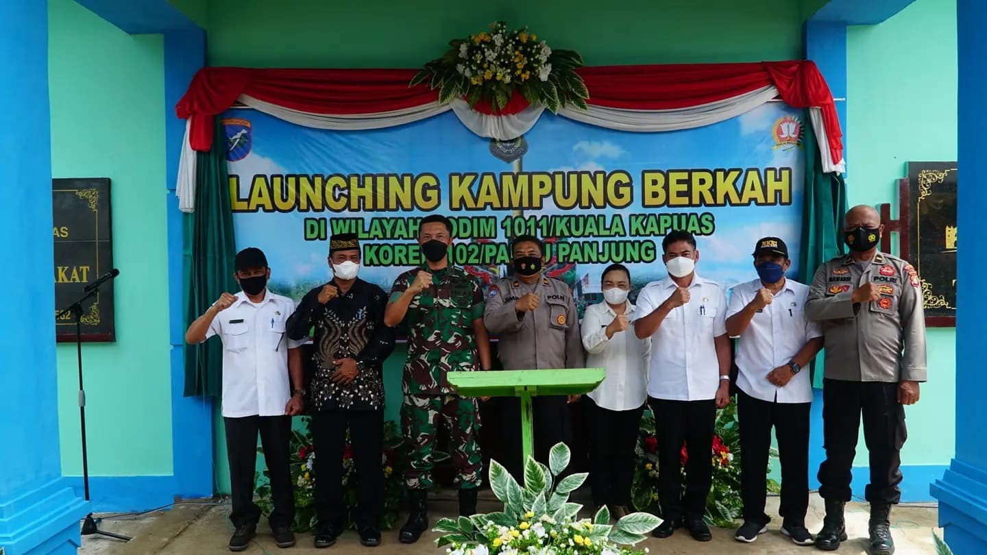 Dandim 1011/Klk saat foto bersama dalam peresmian kampung berkah