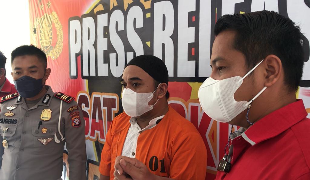 Pelaku saat diinterogasi oleh Kasat Reskrim dan Kasat Lantas