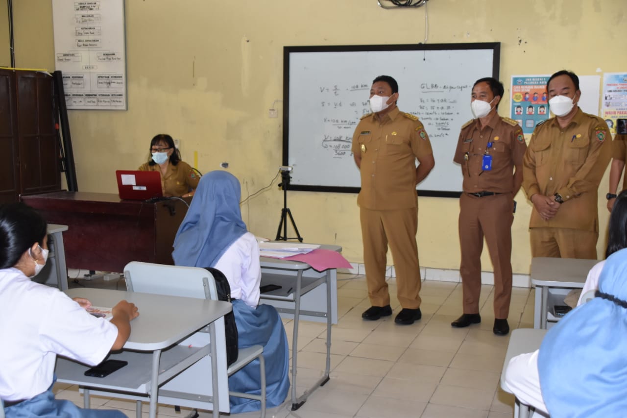 Wakil Gubernur Kalteng, H. Edy Pratowo saat meninjau pencanangan PTM terbatas di SMAN 1 Palangka Raya