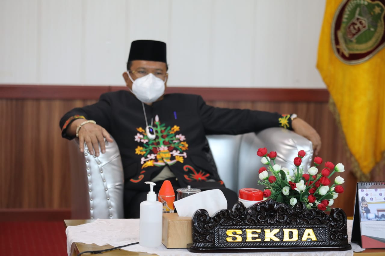 Pj. Sekretaris Daerah Kalteng, H. Nuryakin saat menghadiri secara virtual Peringatan Hari Jadi ke-62 Kabupaten Kotawaringin Barat Tahun 2021