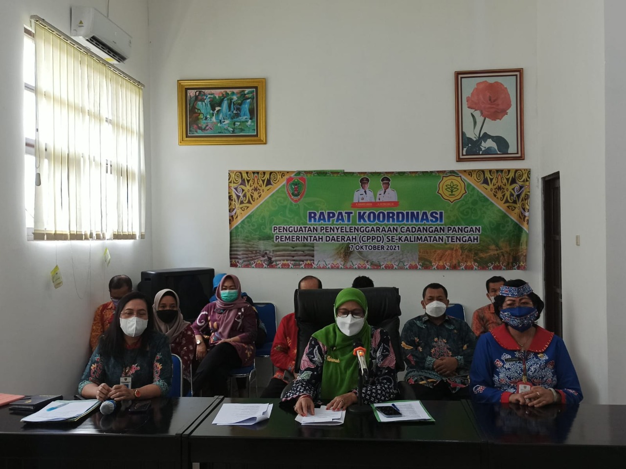 Asisten Administrasi Umum Setda Provinsi Kalteng, Lies Fahimah saat membuka secara resmi Rapat Koordinasi Penguatan Penyelenggaraan CPPD se-Kalteng