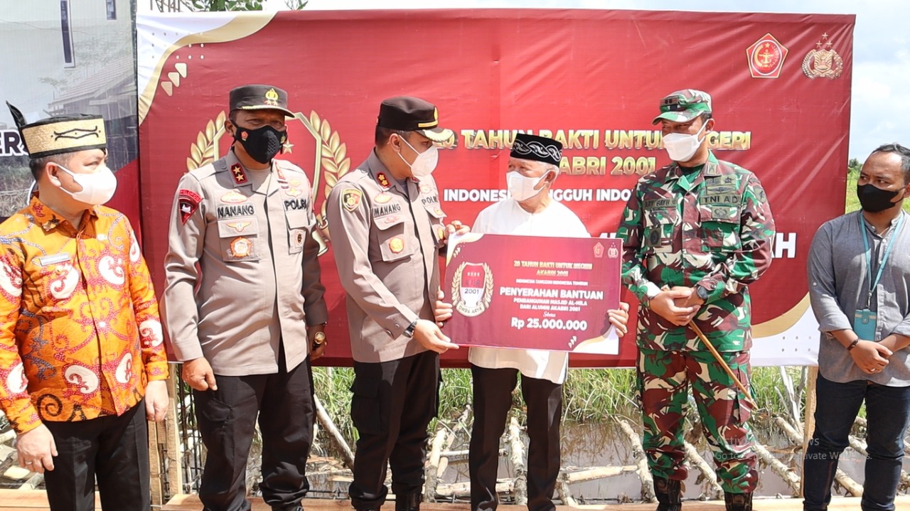 Kapolda Kalteng dampingi Kapolres Kapuas saat memberikan penghargaan kepada tokoh masyarakat Kapuas