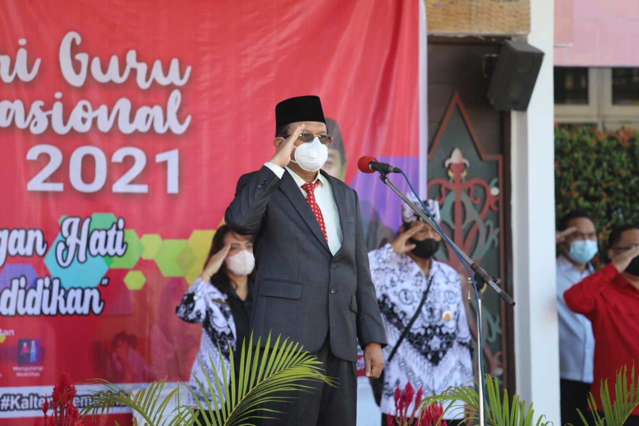 Pj. Sekretaris Daerah Prov. Kalteng H. Nuryakin Pimpin Upacara Bendera Peringatan Hari Guru Nasional