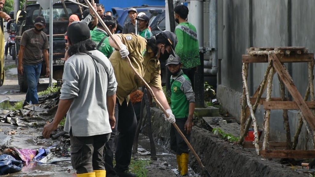 Kegiatan normalisasi drainase di ujung Jalan Barito dan simpang 4 jalan Teratai Kota Kuala Kapuas