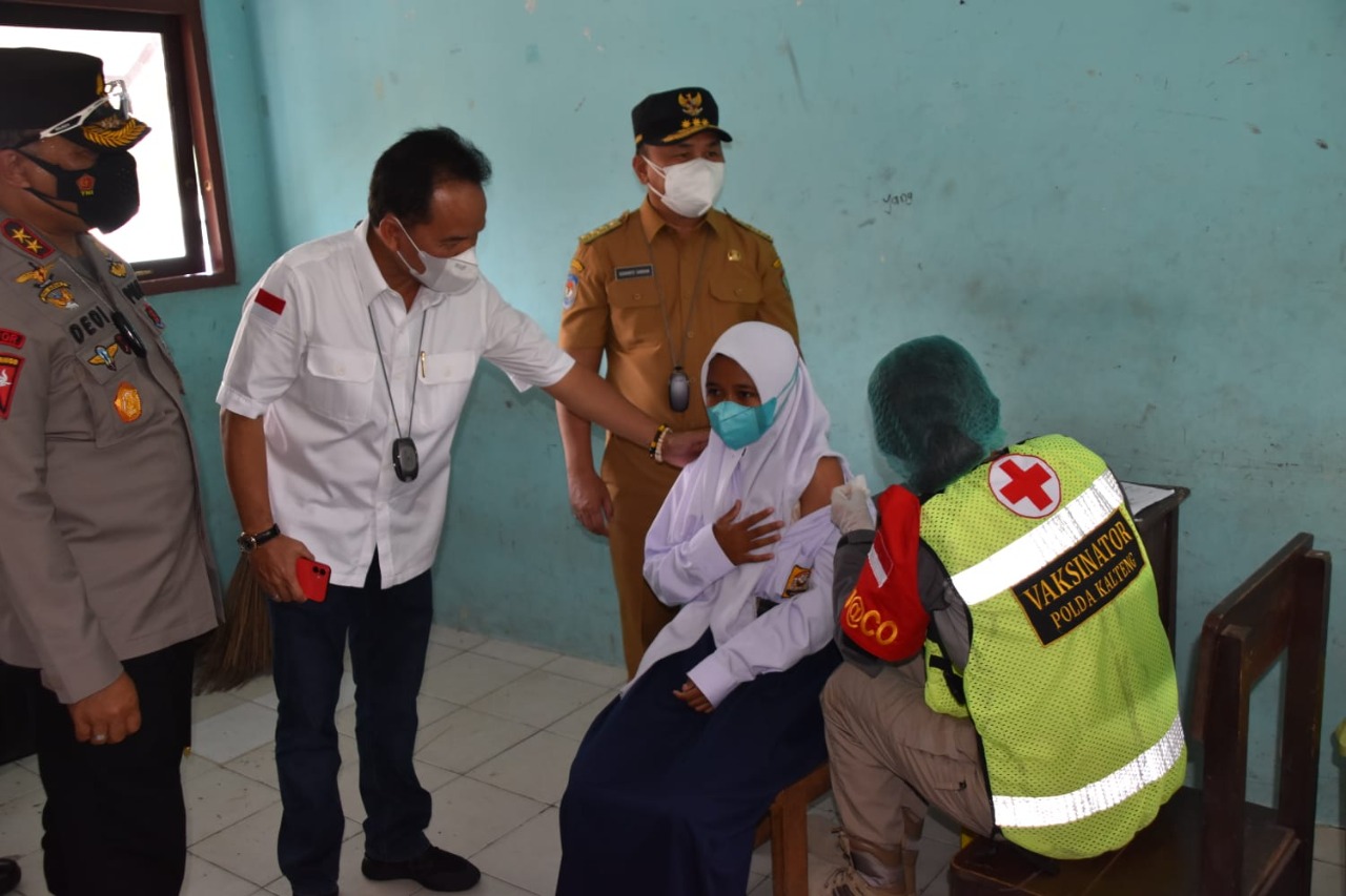 Gubernur Kalteng H. Sugianto Sabran saat meninjau langsung pelaksanaan vaksinasi massal bagi Pelajar dan masyarakat umum di SMP Negeri 1 Pangkalan Benteng