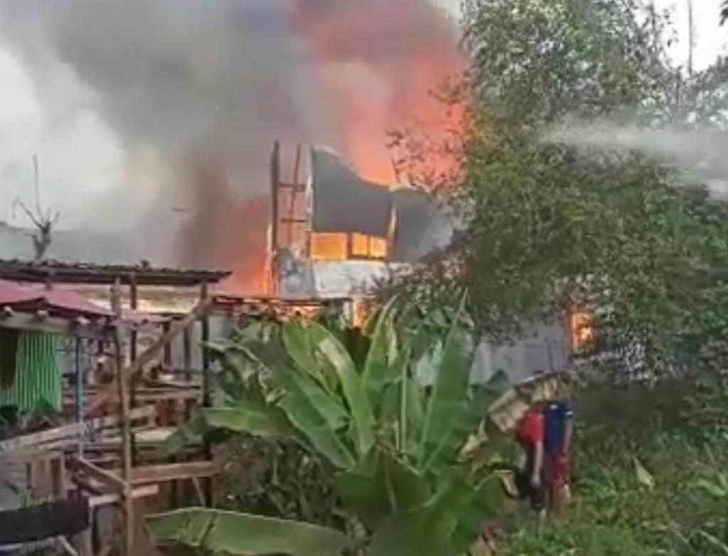 Api yang berkobar menghanguskan beberapa rumah di Kabupaten Kapuas