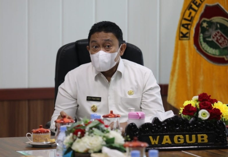 Wakil Gubernur Kalteng H. Edy Pratowo saat menghadiri secara virtual Rapat Kesiapan Penerapan PPKM Natal 2021 dan Tahun Baru 2022 serta Percepatan Vaksinasi dan Belanja Daerah (APBD)