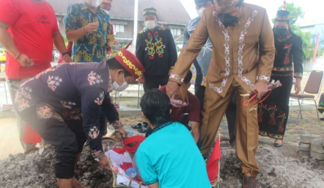 Anggota Komisi C DPRD Kota Palangka Raya Dudie B Sidau (baju coklat) saat mengikuti kegiatan ritual puncak mamapas lewu di Huma Betang Hapakat