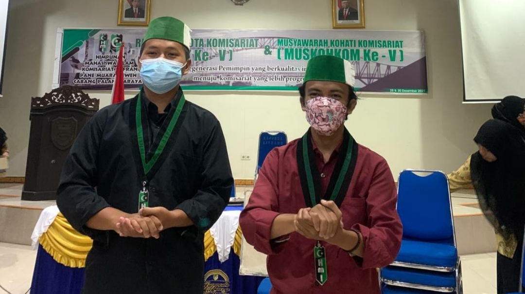 Ketua Umum Demisioner HMI Lafran Pane Muara Teweh Thoriqul Huda (Kiri) Ketua Umum baru periode 2022-2023 yakni Zulfikri (Kanan)