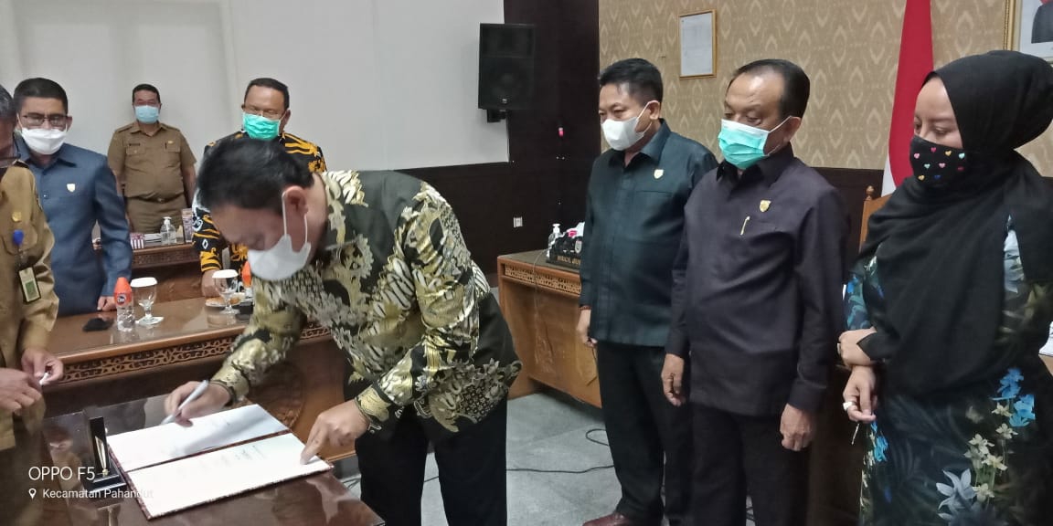 Wakil Gubernur Kalimantan Tengah H. Edy Pratowo saat menghadiri Rapat Paripurna ke 12 DPRD Provinsi Kalimantan Tengah, Masa Persidangan III Tahun 2021, bertempat di Ruang Rapgab DPRD Provinsi Kalimantan Tengah, Selasa malam (30/11/2021)