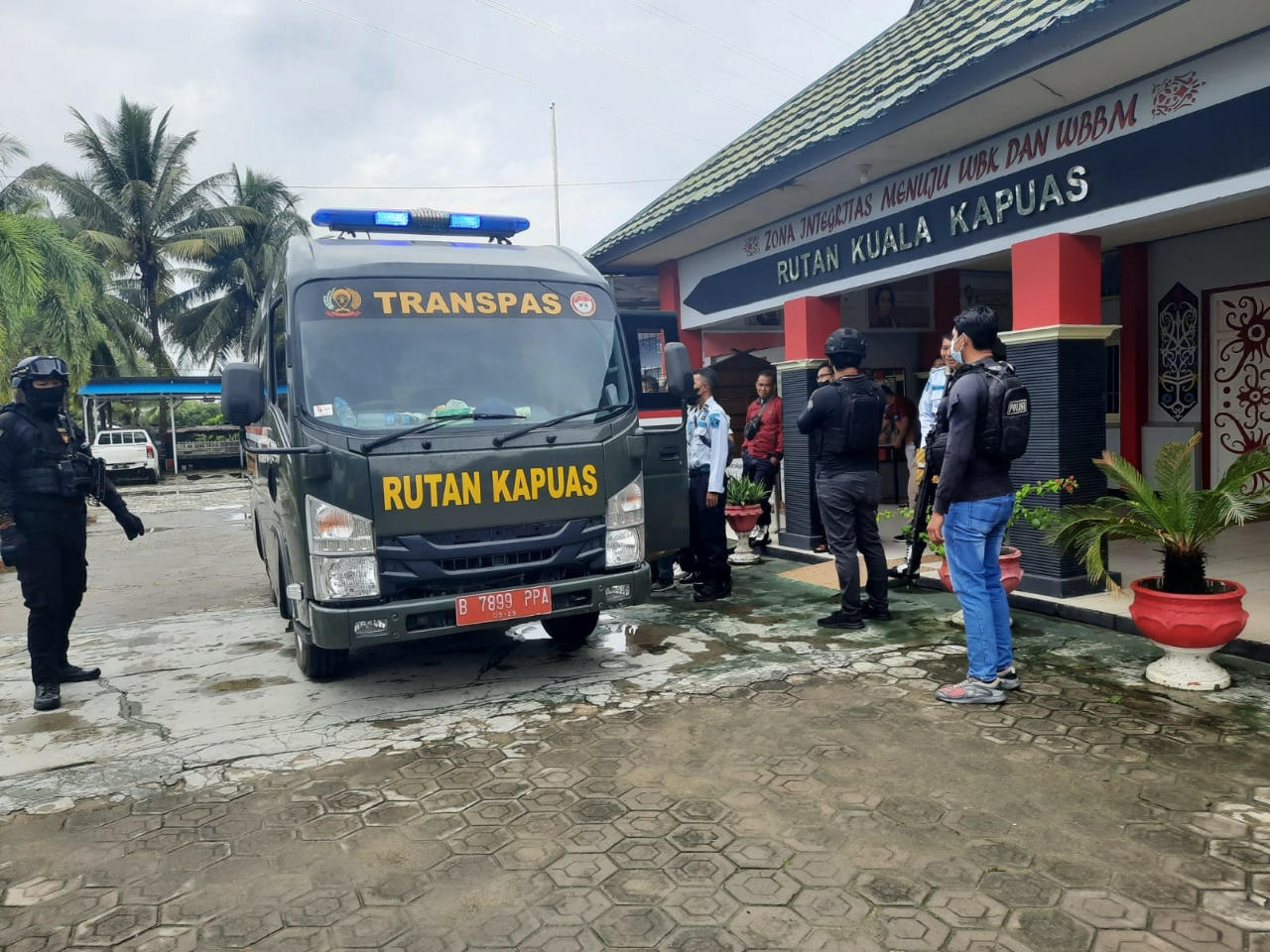 Personil polisi dari Polres Kapuas saat mengawal mobil Rutan Kapuas yang membawa 10 orang napi untuk dipindahkan ke Lapas Palangkaraya