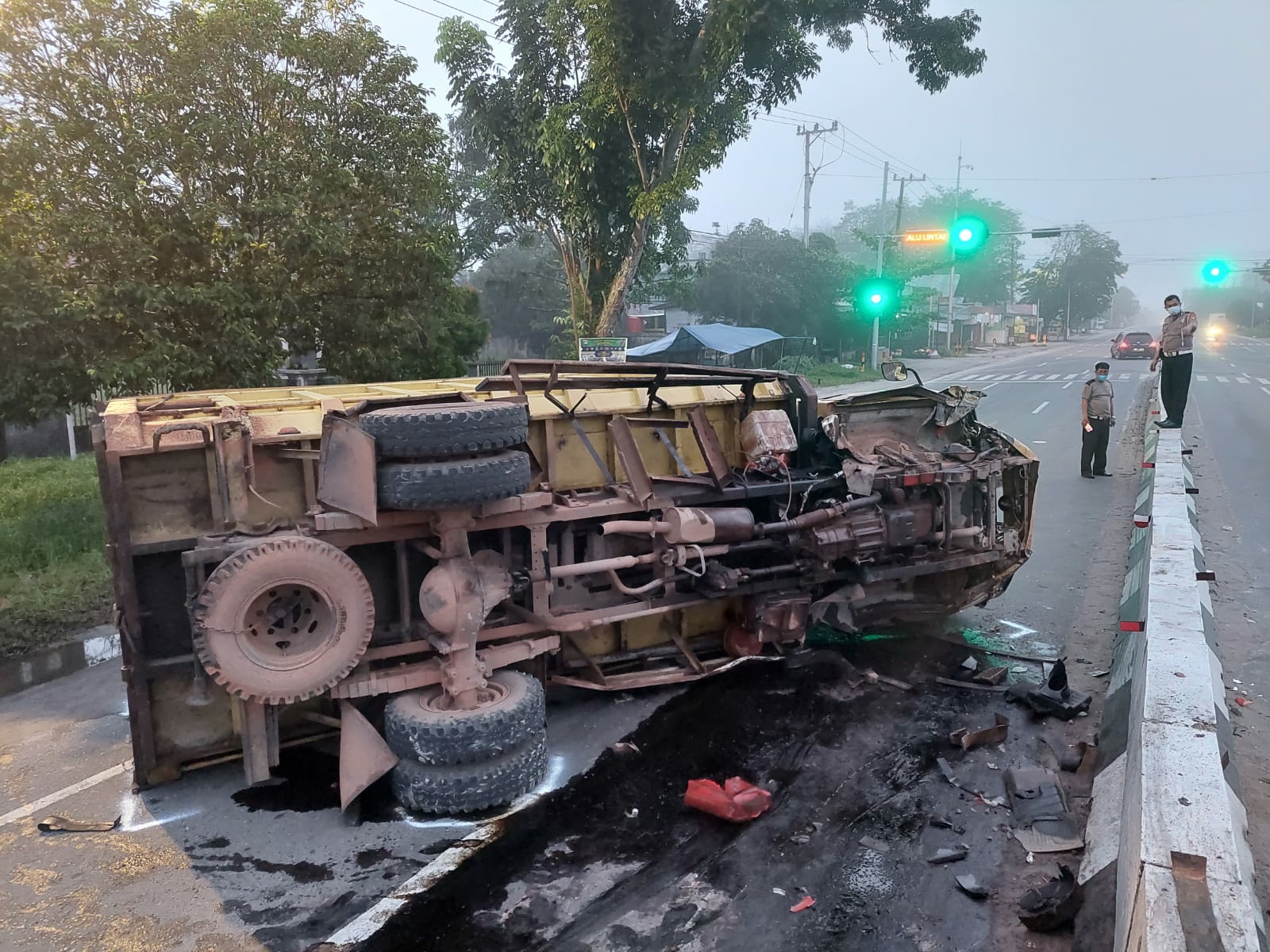 Kondisi truk yang terguling usai menabrak road barrier 