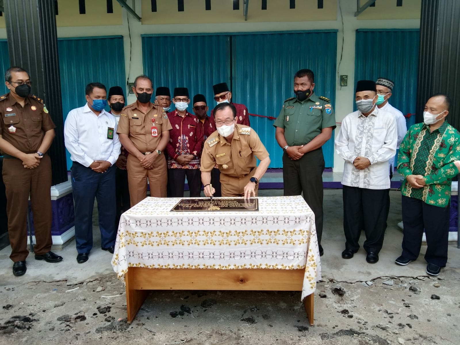 Bupati Katingan Sakariyas saat menandatangani prasasti peresmian Pertokoan LPTQ Kabupaten Katingan, Selasa (14/12/2021) kemarin, di Jalan Soekarno Hatta Kasongan