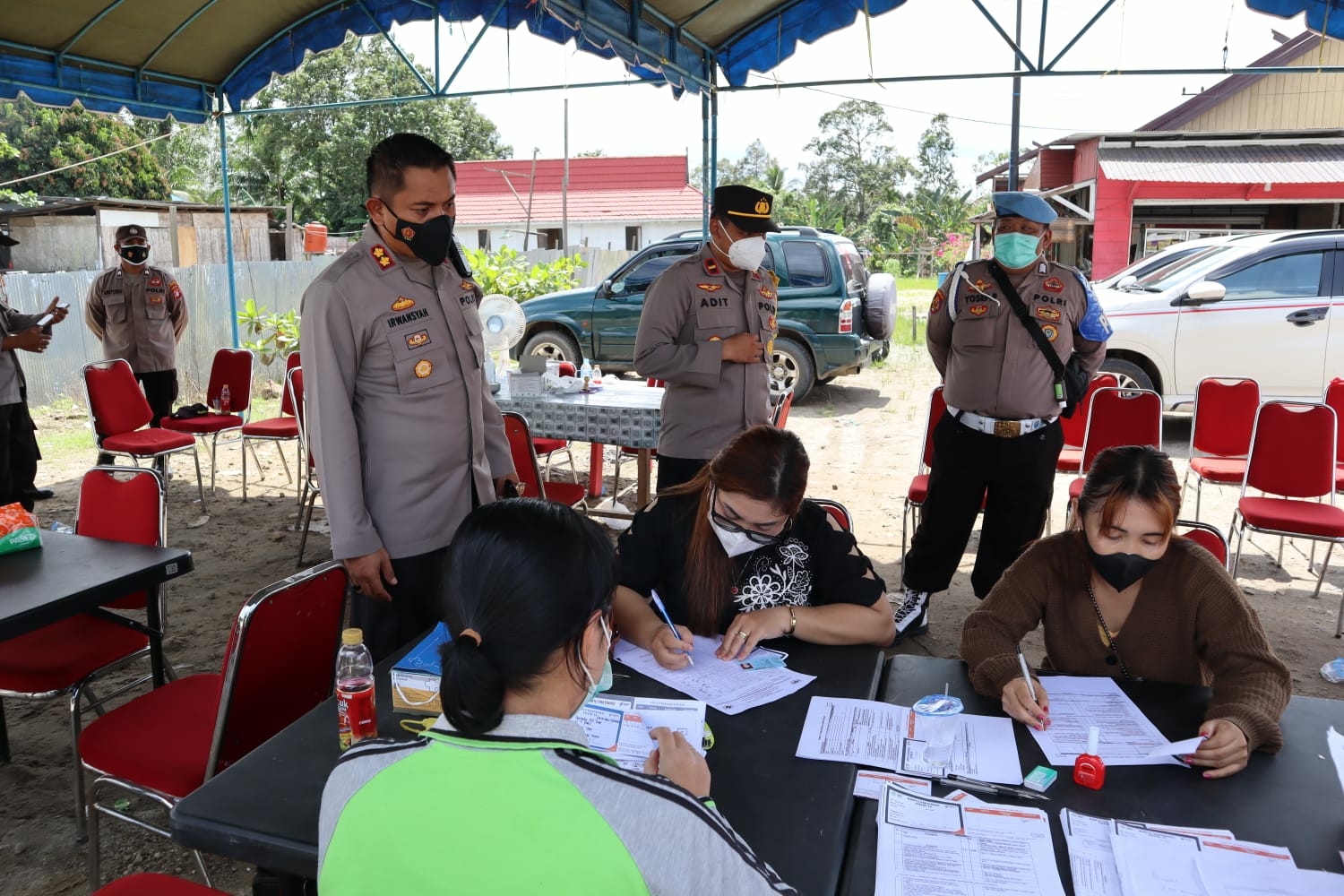 Kapolres Gunung Mas (Gumas) Polda Kalteng AKBP Irwansah, S.I.K., saat memantau langsung Kegiatan Vaksinasi Covid-19, bertempat di posko vaksinasi Kurun Seberang jalan lintas Kurun-Palangka Raya, Kamis (16/12/2021)