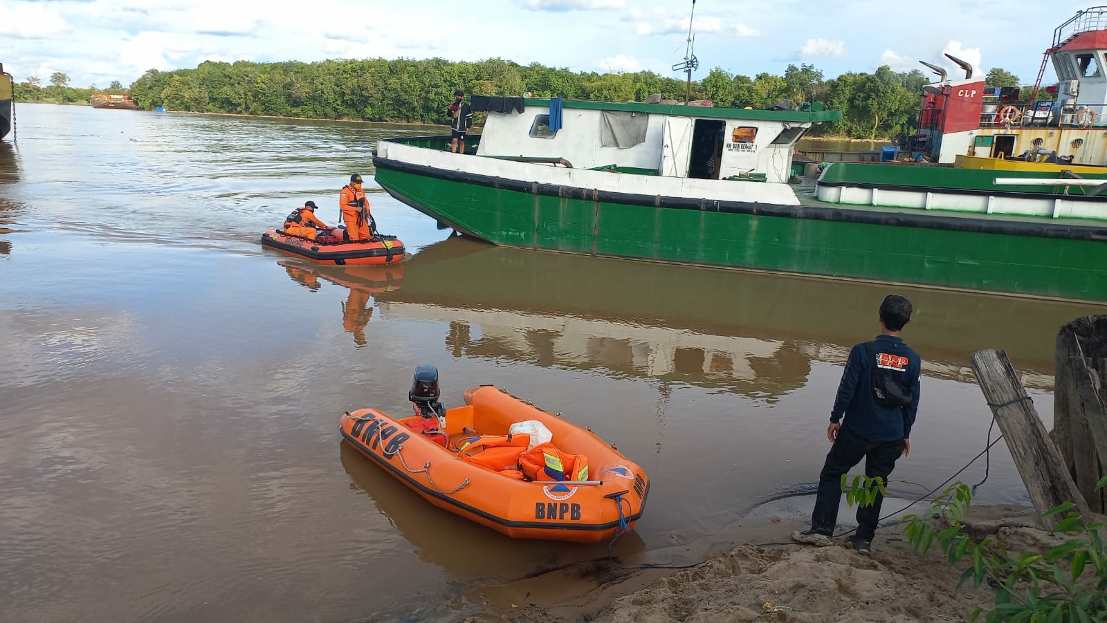 Tim gabungan tiba di Pelabuhan Beringin usai melakukan penyisiran kedua korban yang tenggelam