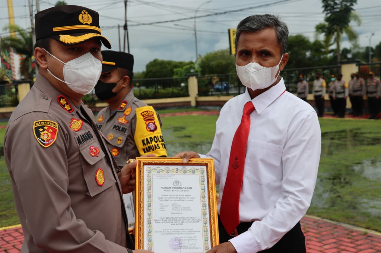 Kapolres Kapuas menyerahkan penghargaan kepada personil Polres Kapuas