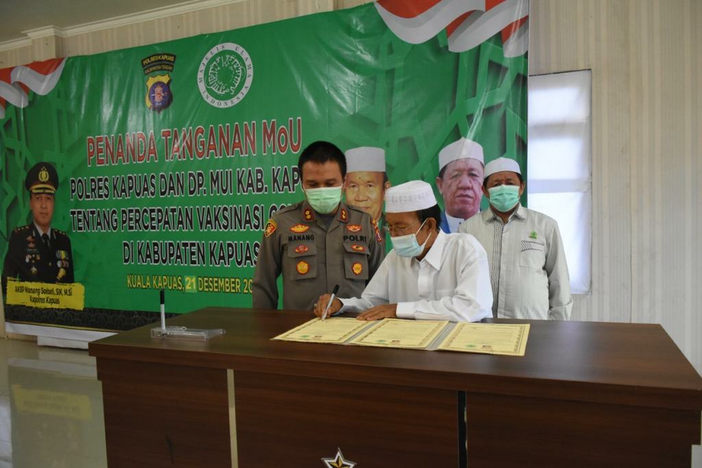 Ketua Umum MUI Kapuas saat melakukan penandatanganan MoU di Polres Kapuas