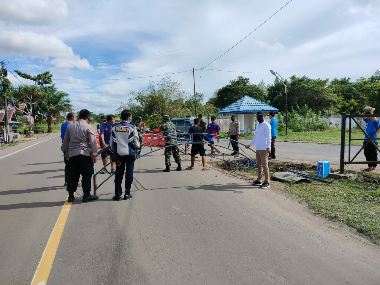 Pemasangan tenda untuk dijadikan pos penyekatan yang ada di jembatan Timbang KM 12 Anjir Serapat