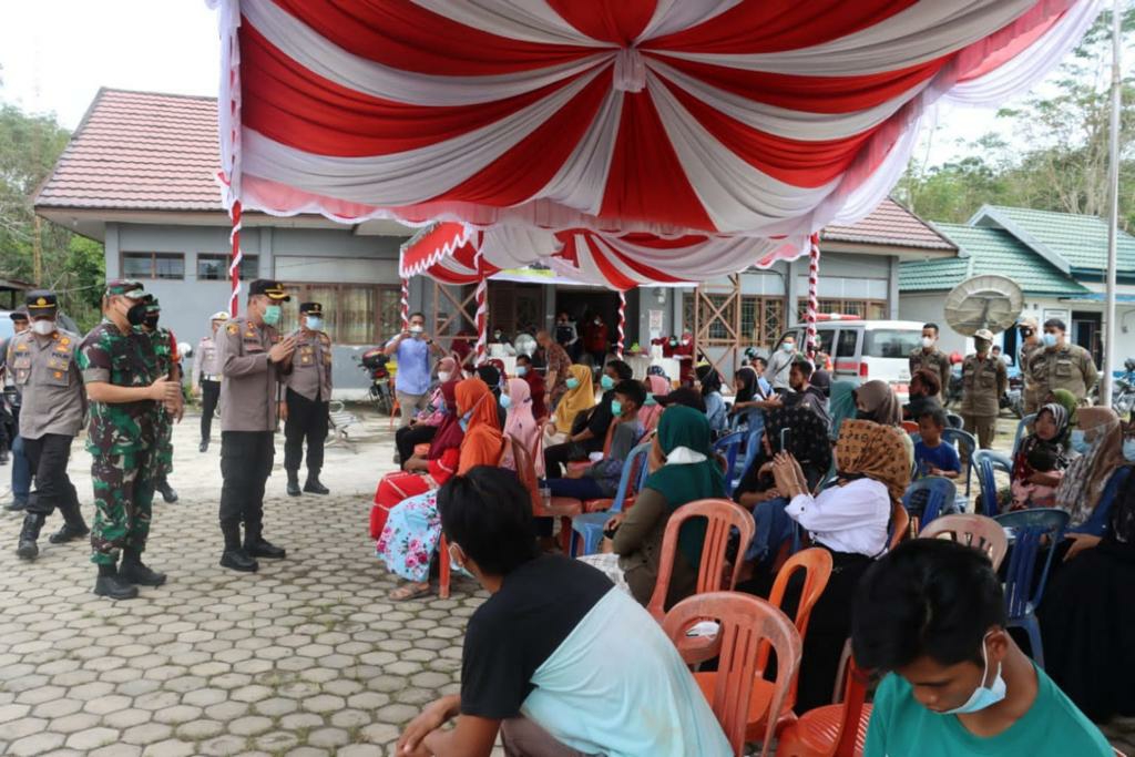 Kapolres Kapuas dan Dandim saat menyampaikan imbauan dalam kegiatan vaksinasi massal