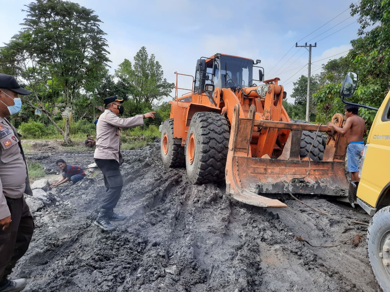 Polres Gumas yang dipimpin langsung oleh Kapolres Gunung Mas AKBP Irwansah, S.I.K., bersama jajarannya saat terjun ke lapangan untuk membantu mengatur arus lalu lintas agar tidak terjadi kemacetan, Senin (27/12/2021)